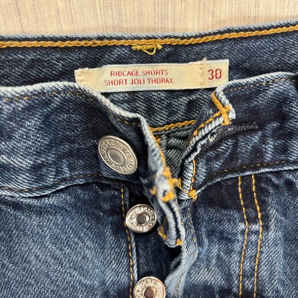 Levi’s Ribcage Shorts - Picture 2 of 3
